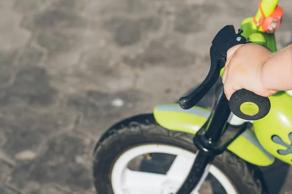 Mano del niño en el volante de la bicicleta — Foto de Stock