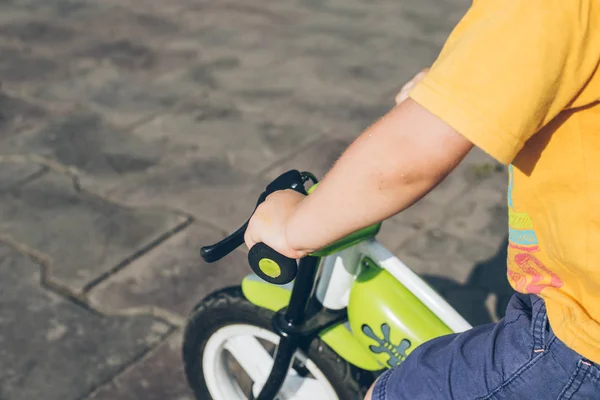 Mano del niño en el volante de la bicicleta — Foto de Stock