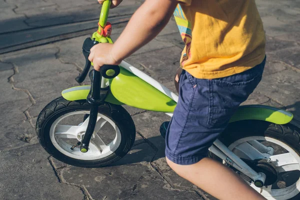 Niño montando bicicleta strider — Foto de Stock