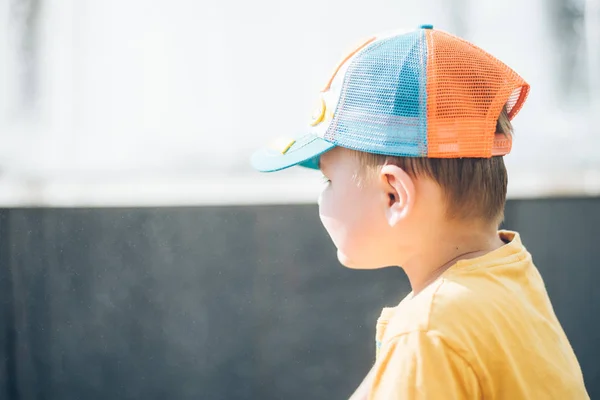 Retrato de un joven oloroso en una gorra —  Fotos de Stock