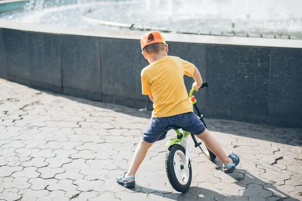 Мальчик катается на стритрейсерском велосипеде — стоковое фото