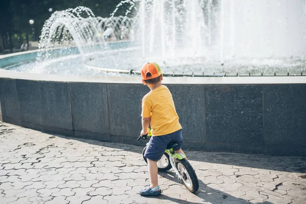 Niño montando bicicleta strider — Foto de Stock