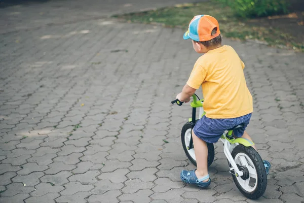 Niño montando bicicleta strider — Foto de Stock