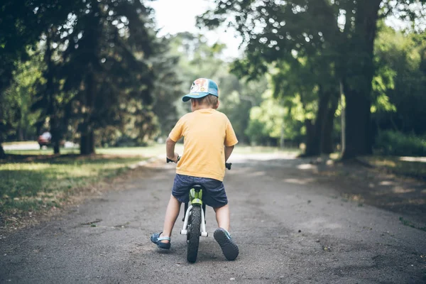 Мальчик катается на стритрейсерском велосипеде — стоковое фото