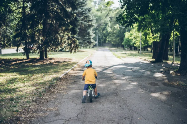 Niño montando bicicleta strider —  Fotos de Stock