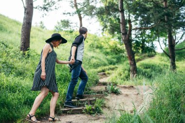 güzel çift orman iz tarafından tırmanma