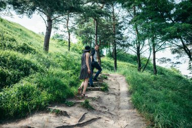 güzel çift orman iz tarafından tırmanma