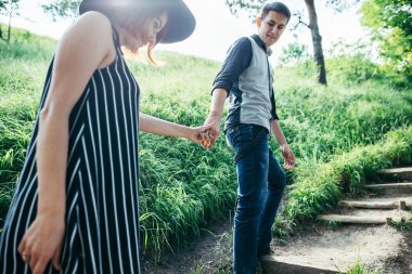 güzel çift orman iz tarafından tırmanma