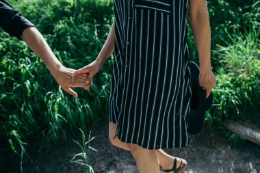 Kızıl saçlı kadın tarafından iz genç güzel