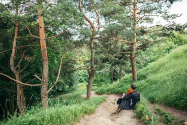 iz üzerinde dinlenme ve birbirlerine sarılma bir çift