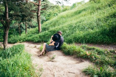 iz üzerinde dinlenme ve birbirlerine sarılma bir çift