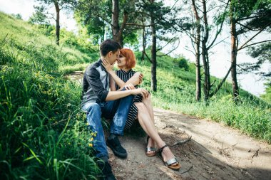 Parktaki genç ve güzel çiftin portresi.