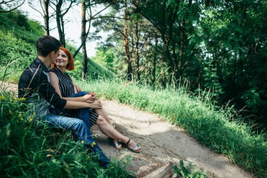 Parktaki genç ve güzel çiftin portresi.