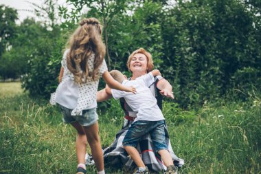 Büyükanne torunları ile parkta oynarken