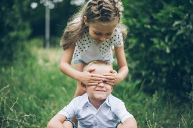 çocuklar parkta oynarken bil bakalım kim, her diğer göz kapatma