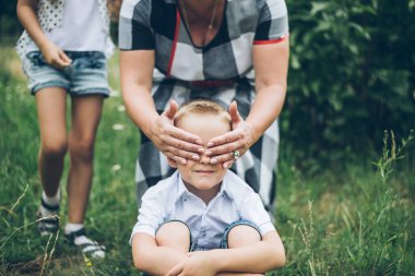 çocuklar parkta oynarken bil bakalım kim, her diğer göz kapatma
