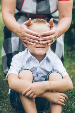 çocuklar parkta oynarken bil bakalım kim, her diğer göz kapatma