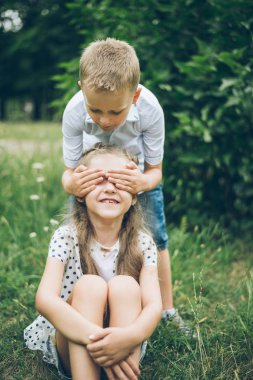 çocuklar parkta oynarken bil bakalım kim, her diğer göz kapatma