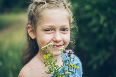 genç kız smalling alan çiçek