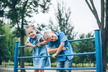 Mutlu çocuk yatay çubuk üzerinde oyun