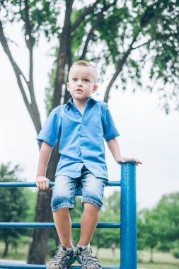 yatay çubuğu'nda oynayan çocuk