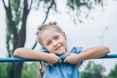 yatay çubuğu'nda oynayan küçük kız