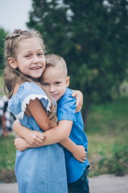 İki mutlu komik çocuklar birlikte birbirlerine sarılma ayakta