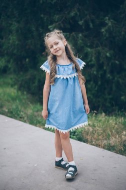 Yaz parkındaki tatlı küçük kız.