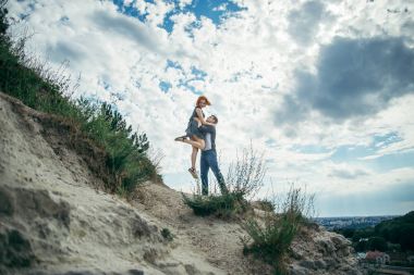 genç adam tutun kadın üzerinde tepe