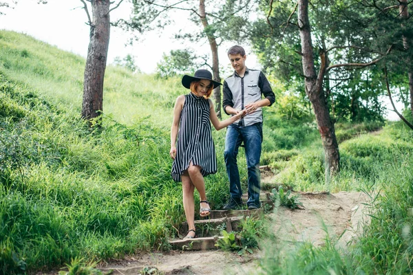 Bella coppia scendendo da sentiero forestale — Foto Stock