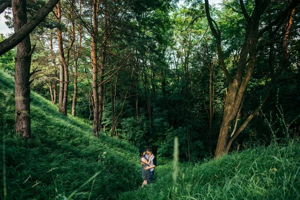 Coppia che si abbraccia in piedi nel mezzo della foresta — Foto Stock