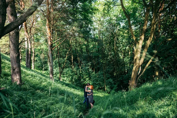 Coppia che si abbraccia in piedi nel mezzo della foresta — Foto Stock