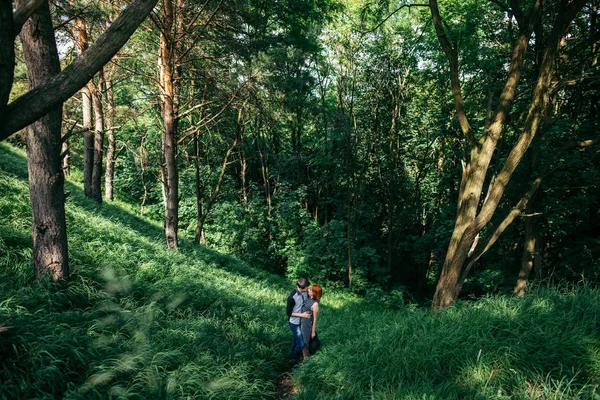 erkek ve kadın yürüyüş tarafından iz farest