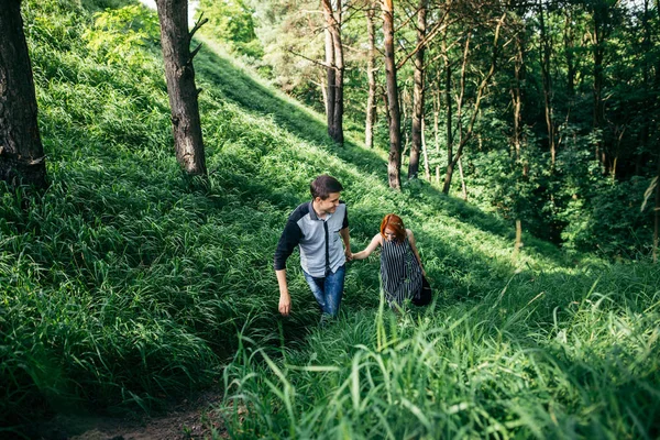 Uomo e donna che camminano lungo il sentiero più lontano — Foto Stock