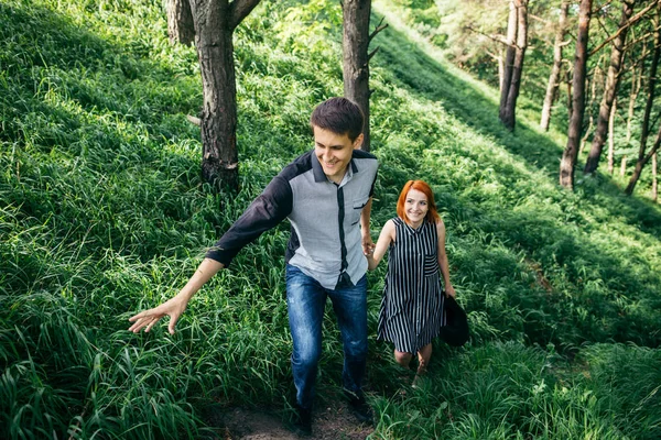 erkek ve kadın yürüyüş tarafından iz farest