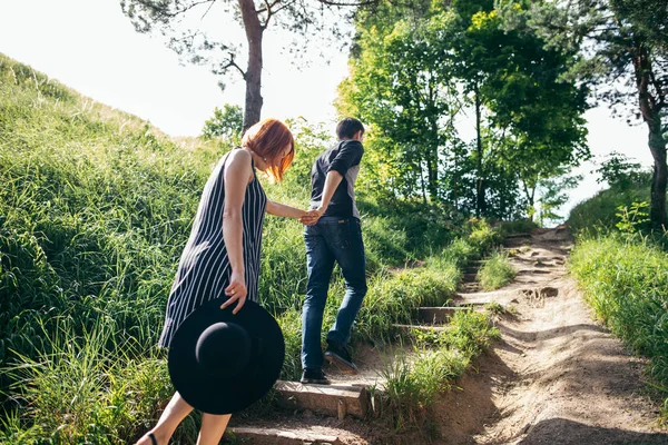 güzel çift orman iz tarafından tırmanma