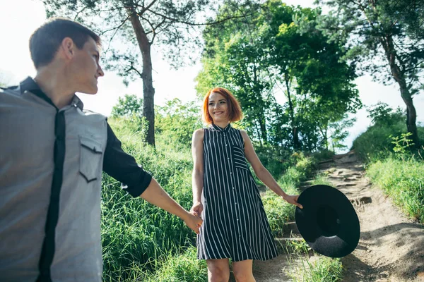 güzel çift tarafından orman iz aşağı gidiyor