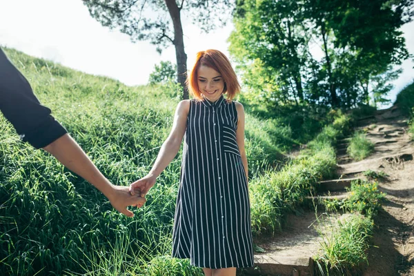 Encantadora pareja bajando por el sendero del bosque —  Fotos de Stock