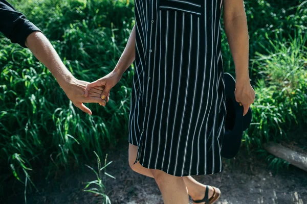 Kızıl saçlı kadın tarafından iz genç güzel