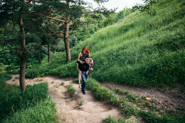 erkek taşımak girlfrien sırt üstü kadar tepede