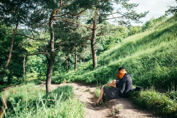 iz üzerinde dinlenme ve birbirlerine sarılma bir çift