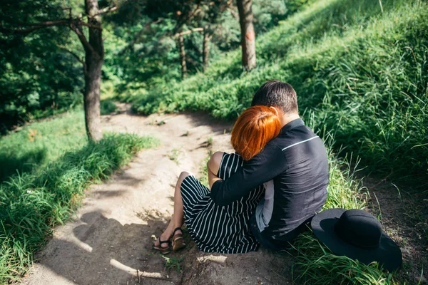 iz üzerinde dinlenme ve birbirlerine sarılma bir çift