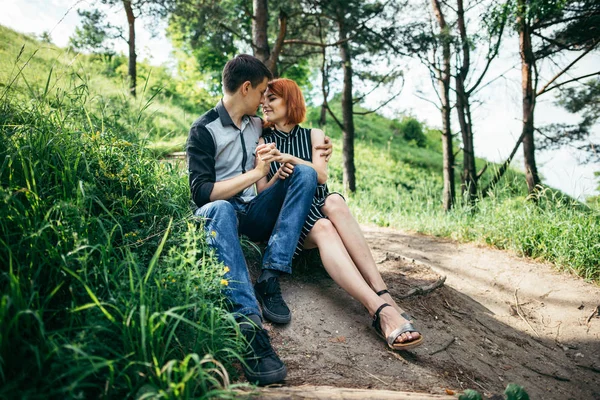 Parktaki genç ve güzel çiftin portresi. — Stok fotoğraf