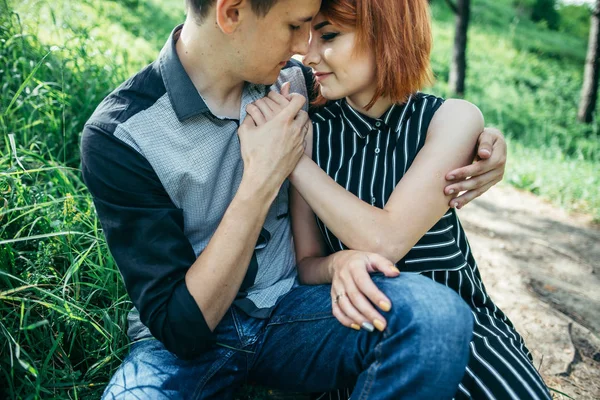 Retrato de belo par jovem em um parque — Fotografia de Stock