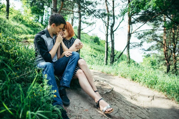 Porträtt av vackra unga par i en park — Stockfoto