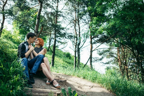 Porträtt av vackra unga par i en park — Stockfoto