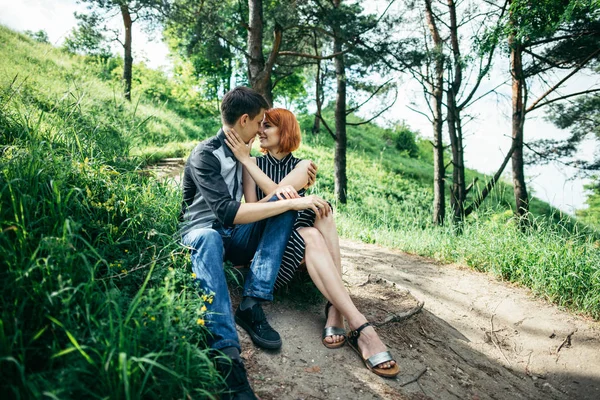 Porträtt av vackra unga par i en park — Stockfoto