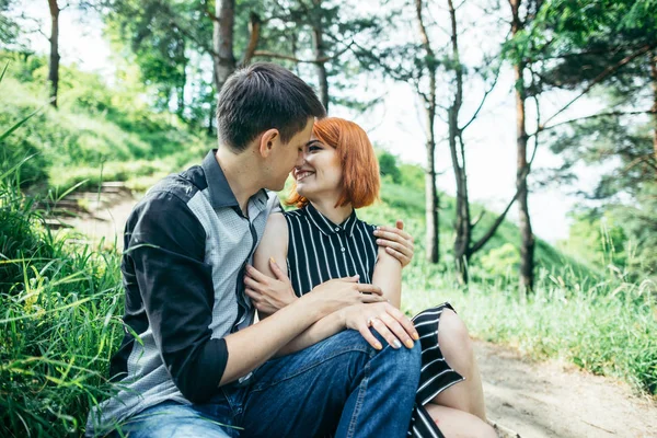 Retrato de belo par jovem em um parque — Fotografia de Stock