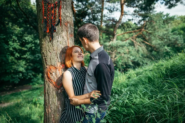 Amor casal beijando sob uma árvore — Fotografia de Stock