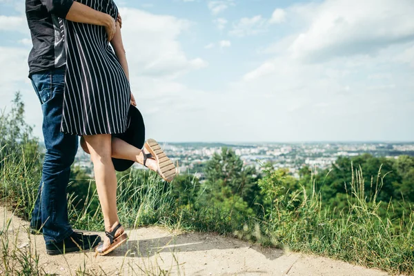 Sweet couple hugs on the top of the hill — Stock Photo, Image